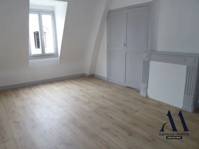 VIEUX TOURS RUE DU COMMERCE PROCHE TRAM ET COMMERCES